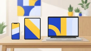 Ein Notebook, ein Smartphone und ein Tablet liegen nebeneinander auf einem Tisch